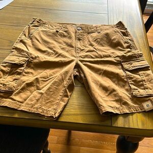 Men’s Urban pipeline tan cargo shorts size 40